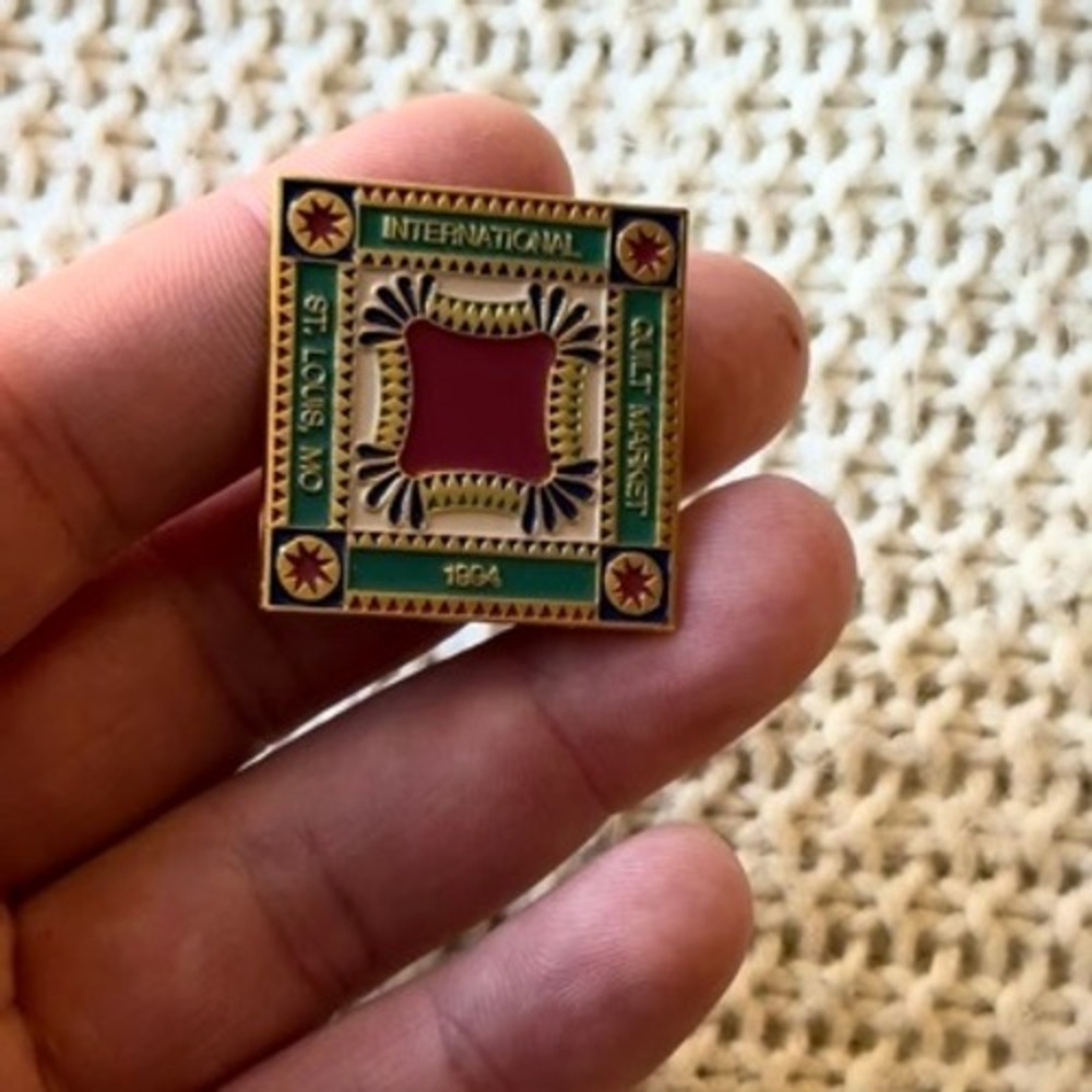 International Quilt Market Pin St. Louis MO 1994 Souvenir Collectible